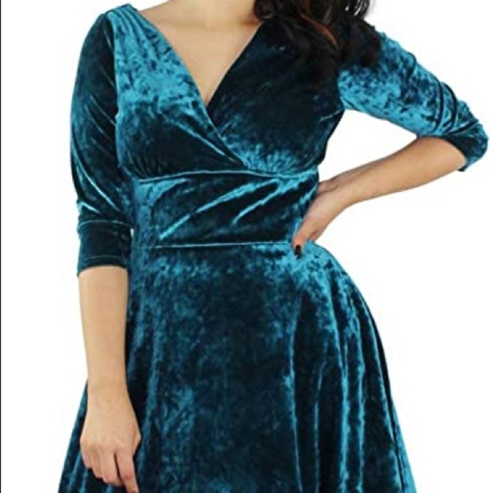 Classic vintage inspired Hemet brand blue velvet dress. Size large.